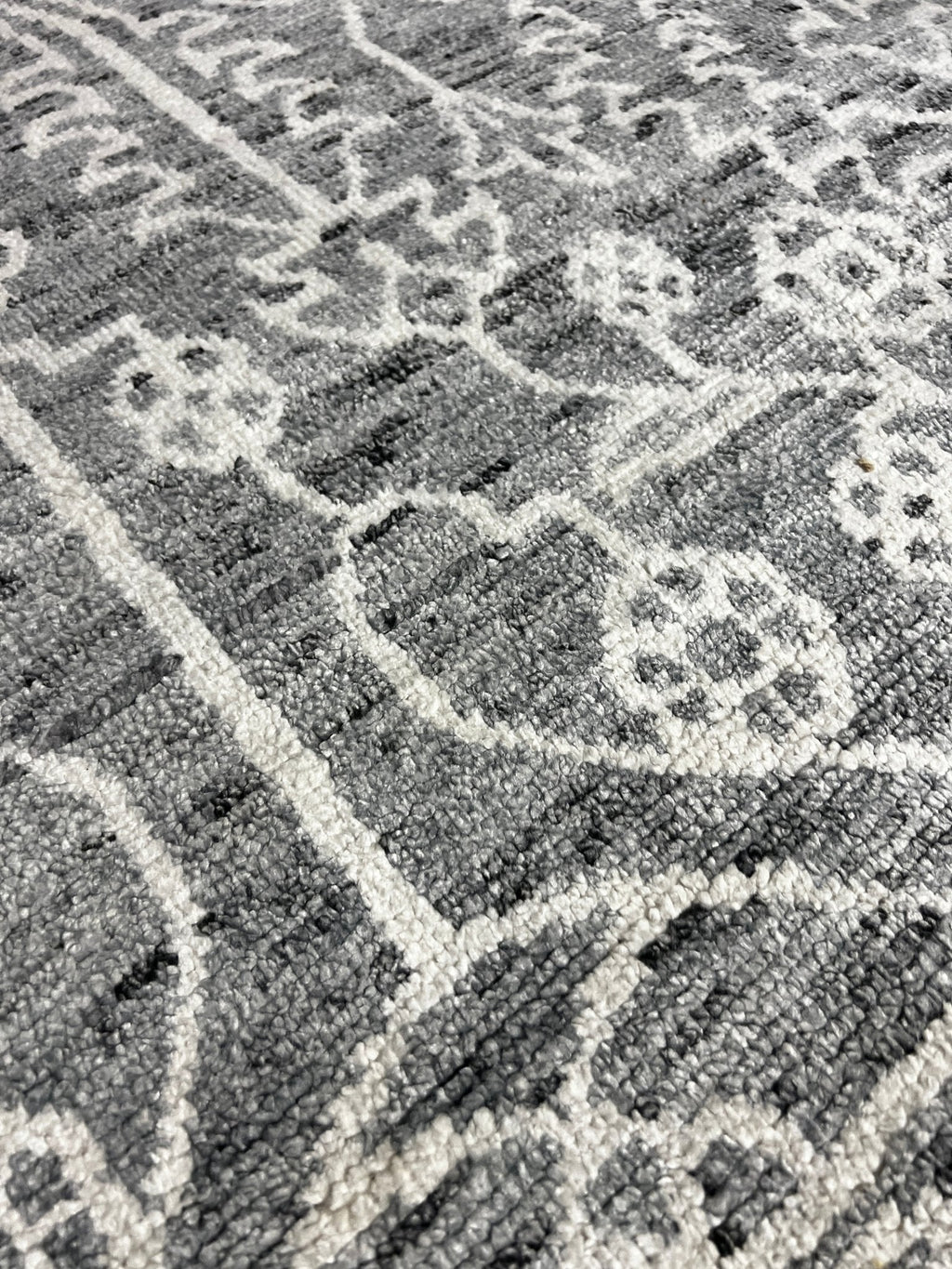 Terza 6x9 Grey & Ivory Floral Hand Knotted