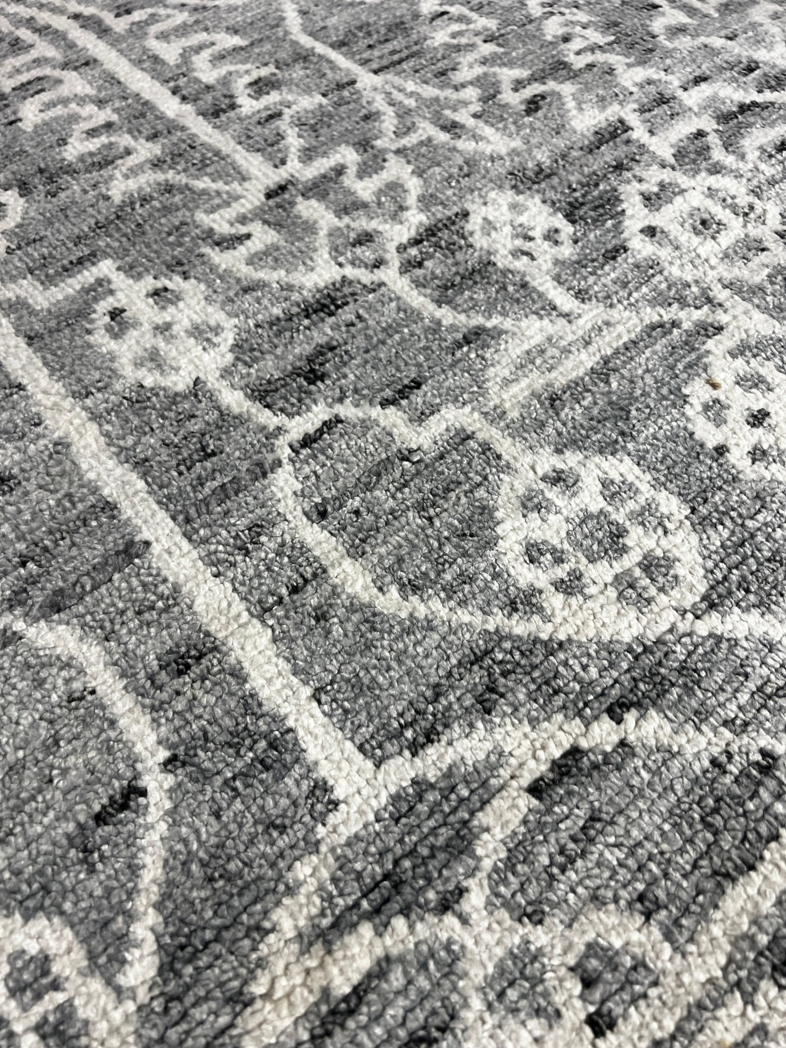 Terza 6x9 Grey & Ivory Floral Hand Knotted