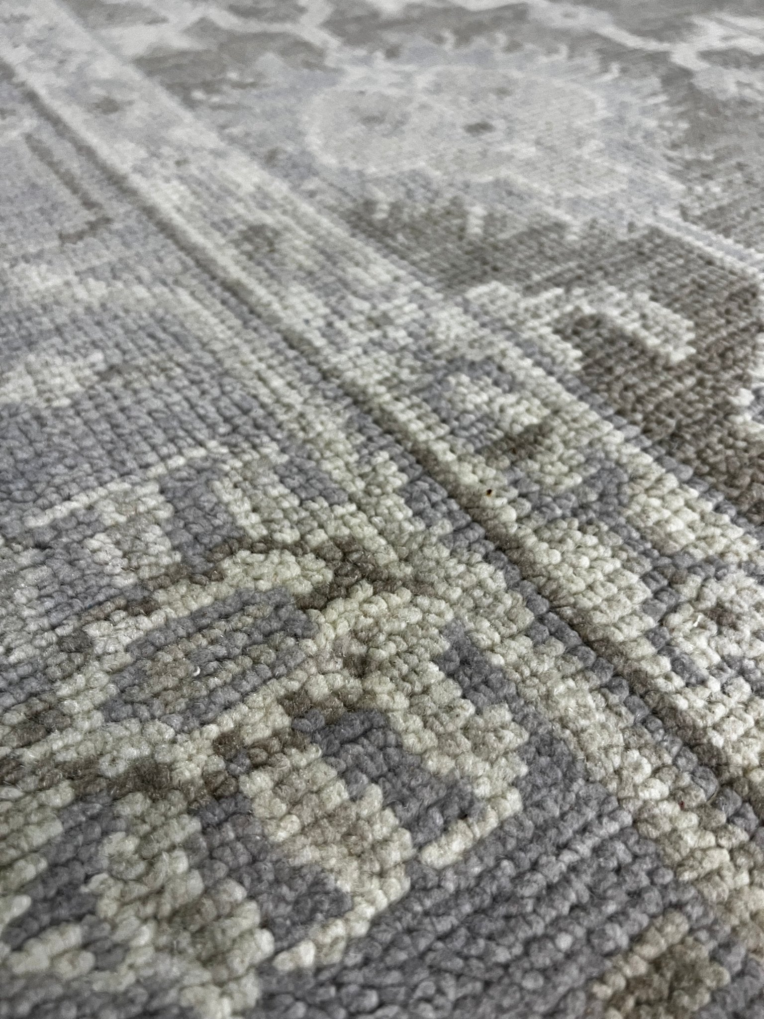 Tyra Stanks 6x8.9 Silver and Grey Hand-Knotted Lichi Rug